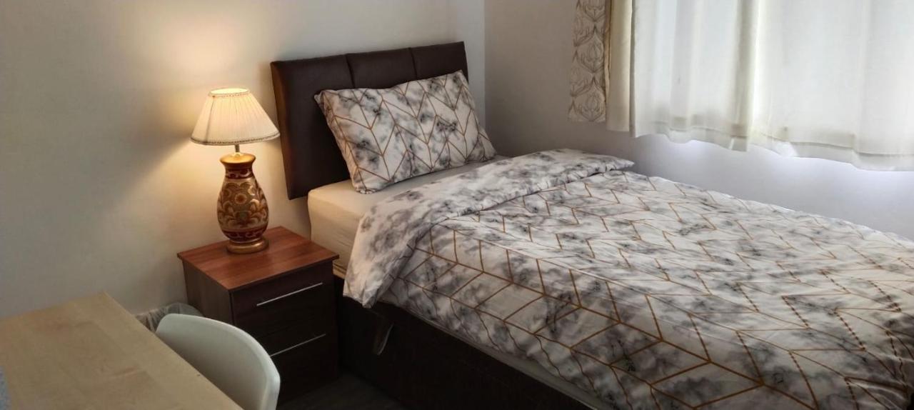 White House Ensuite Double Bedroom Warrington  Eksteriør billede