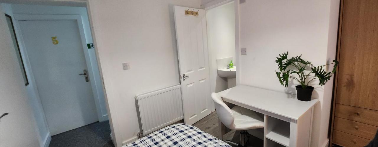 White House Ensuite Double Bedroom Warrington  Eksteriør billede