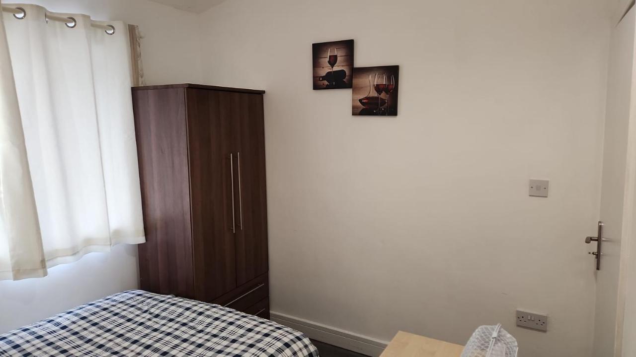 White House Ensuite Double Bedroom Warrington  Eksteriør billede